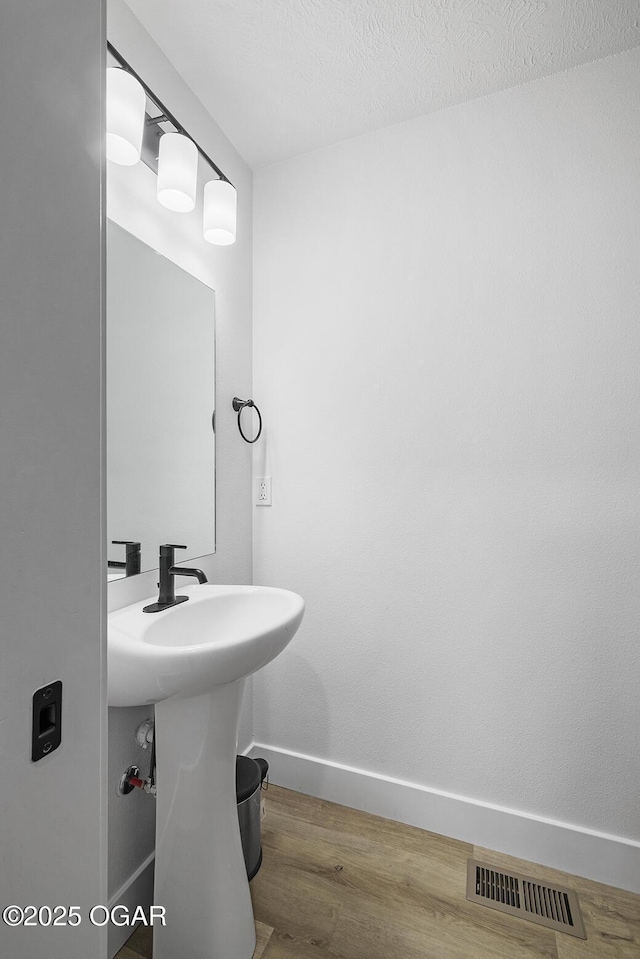1528 N Edgemont Cir, Springfield, MO 65802 - bathroom featuring wood finished floors and baseboards