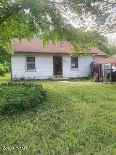 426 N Jackson Ave, Joplin, MO 64801 - view of front facade with a front yard