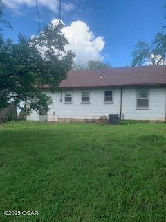 426 N Jackson Ave, Joplin, MO 64801 - back of property with a yard