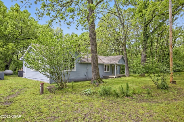 view of front facade featuring a front yard