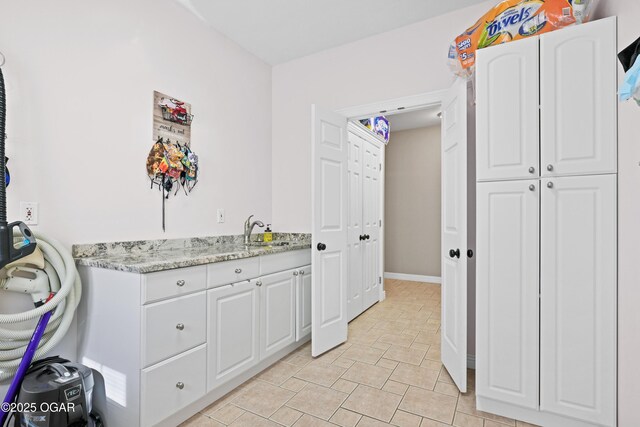 10208 Timberline Cir, Joplin, MO 64804 - washroom featuring a sink and baseboards