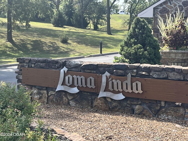 4 Sandstone Dr, Loma Linda, MO 64804