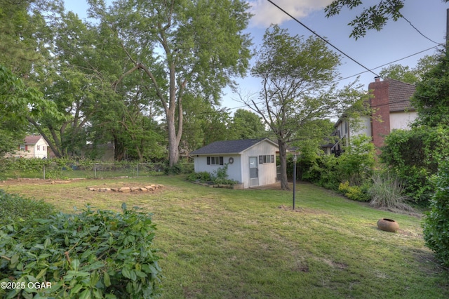 view of yard featuring an outdoor structure