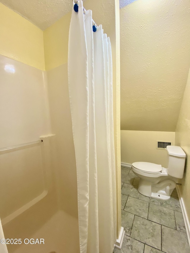 21522 Old Ritchey Rd, Granby, MO 64844 - bathroom with a textured ceiling, a shower with curtain, toilet, and baseboards