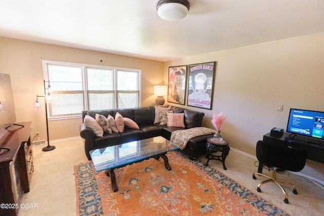 608 Sycamore Ln, Pittsburg, KS 66762 - carpeted living room featuring baseboards