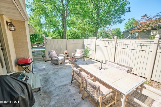608 Sycamore Ln, Pittsburg, KS 66762 - view of patio / terrace with outdoor dining space and a fenced backyard