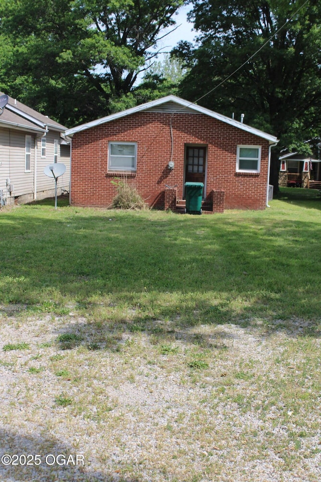 504 E Jackson St, Pittsburg, KS 66762 - back of property featuring a yard