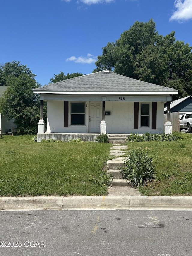 518 S Patterson Ave, Joplin, MO 64801 - bungalow-style house with a porch and a front yard