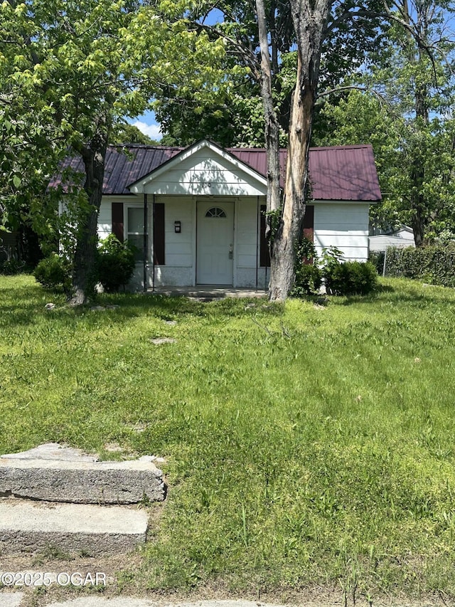 110 S Forest Ave, Joplin, MO 64801 - view of front facade featuring a front yard and metal roof