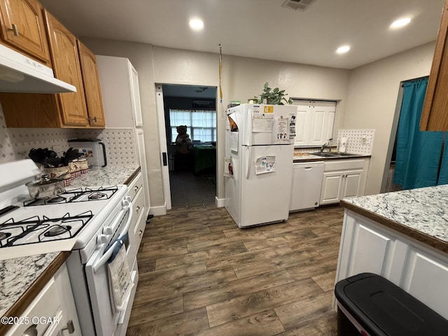 304 Market St, Wentworth, MO 64873 - kitchen featuring white appliances, under cabinet range hood, a sink, dark wood-style flooring, and recessed lighting