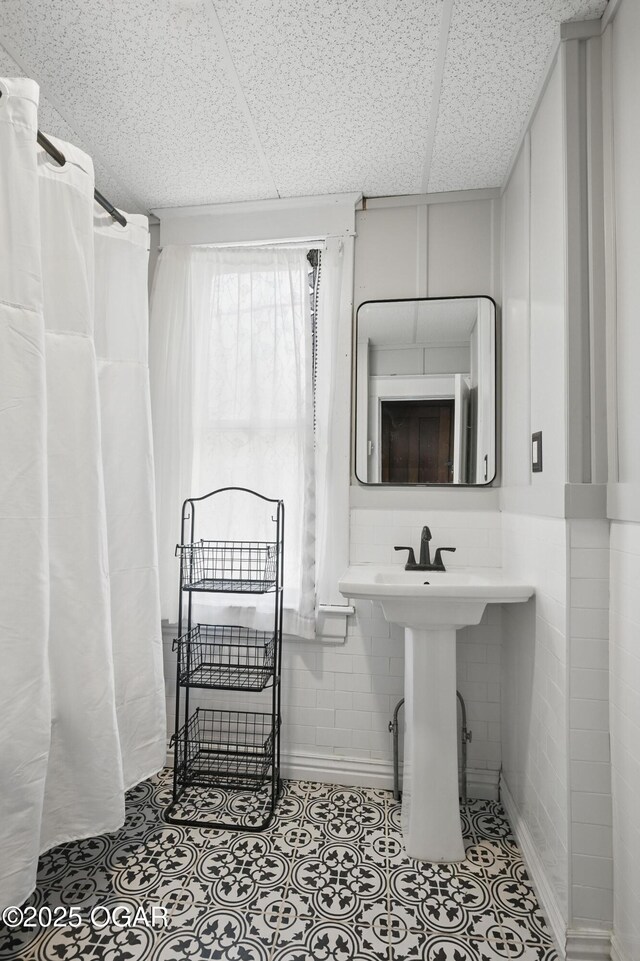 524 W 5th St, Joplin, MO 64801 - full bath with a drop ceiling