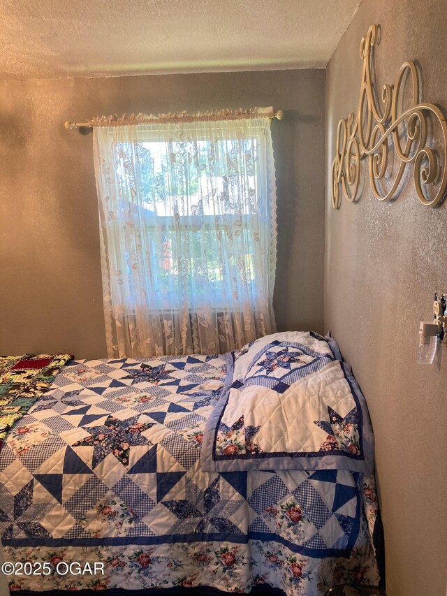 1017 E Broadway St, Joplin, MO 64801 - bedroom with a textured wall and a textured ceiling