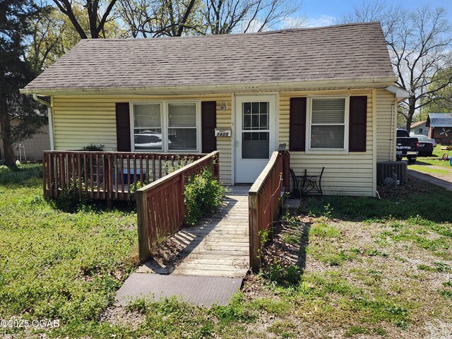 404 E 14th St, Lamar, MO 64759 - bungalow featuring a shingled roof and central AC