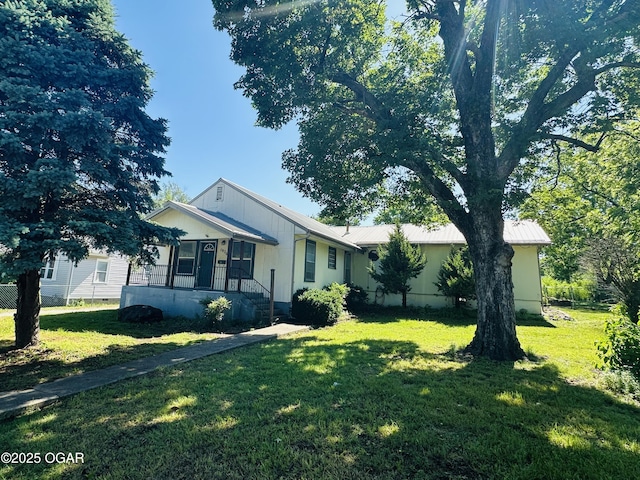 1926 S Main St, Carthage, MO 64836 - ranch-style home with a front yard, metal roof, and a porch