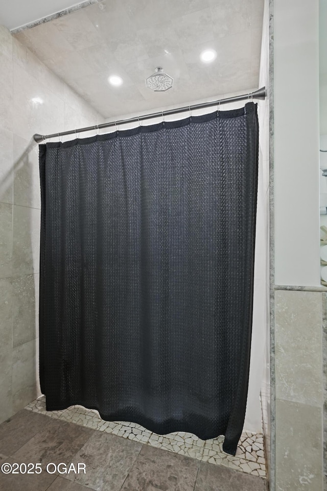 5594 Riverside Dr, Joplin, MO 64804 - full bath featuring tile walls and curtained shower