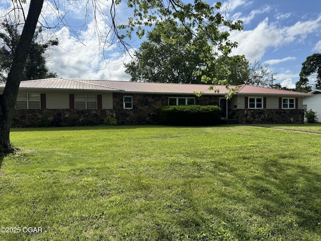 2119 S Main St, Carthage, MO 64836 - single story home with stone siding, a front yard, and metal roof