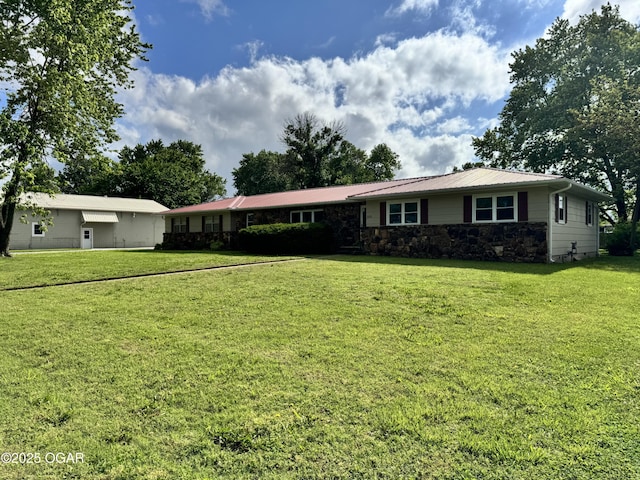 2119 S Main St, Carthage, MO 64836 - single story home featuring stone siding, a front yard, and metal roof