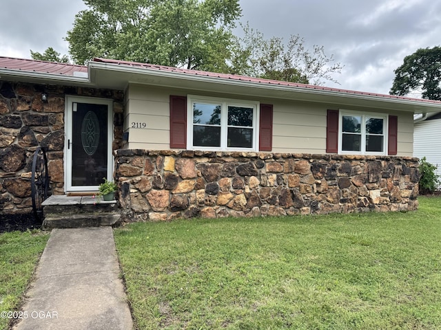 2119 S Main St, Carthage, MO 64836 - ranch-style house with stone siding, a front lawn, and metal roof