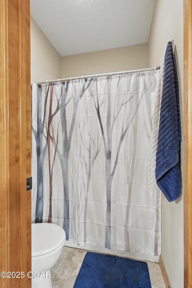 702 Copper Oaks Dr, Carl Junction, MO 64834 - bathroom featuring tile patterned flooring, curtained shower, toilet, and a textured ceiling