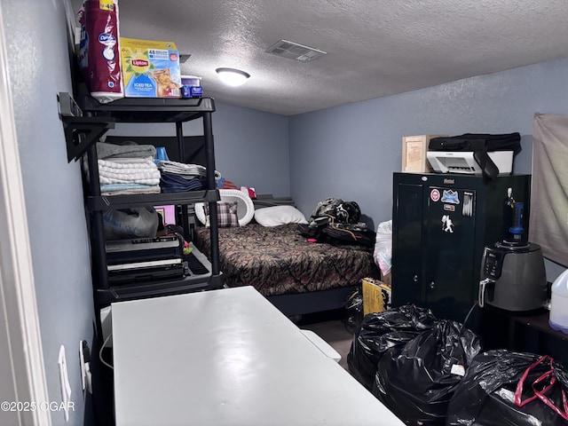 324 W Hill St, Neosho, MO 64850 - bedroom featuring a textured ceiling