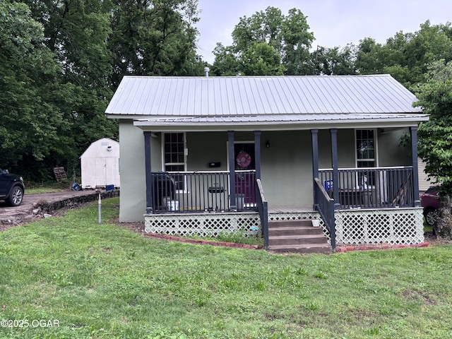 324 W Hill St, Neosho, MO 64850 - bungalow-style house with covered porch, stucco siding, a front yard, and metal roof