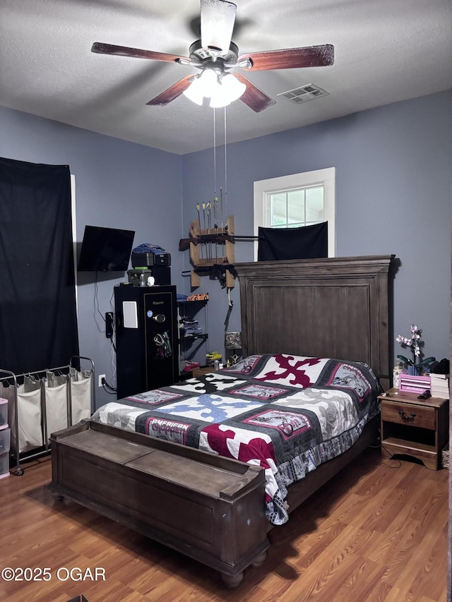 324 W Hill St, Neosho, MO 64850 - bedroom featuring wood finished floors and a ceiling fan