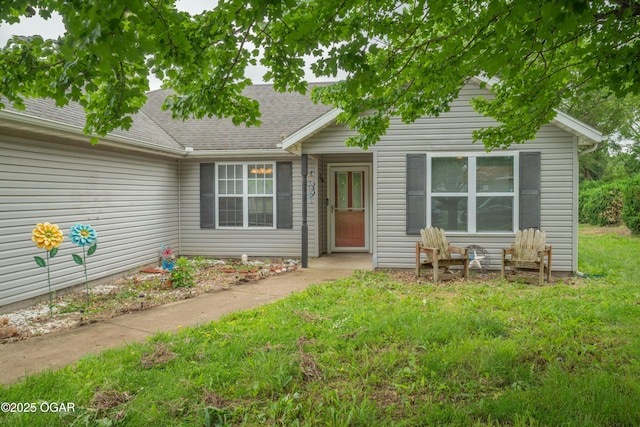 522 E Yale St, Liberal, MO 64762 - view of front facade featuring a front yard and roof with shingles
