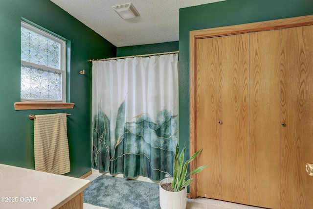 1241 Douglas Ct, Carthage, MO 64836 - full bathroom featuring a textured ceiling, vanity, and a shower with curtain