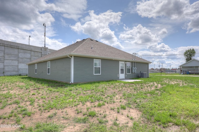 1919 Wisconsin Ave, Joplin, MO 64804 - back of house featuring a shingled roof
