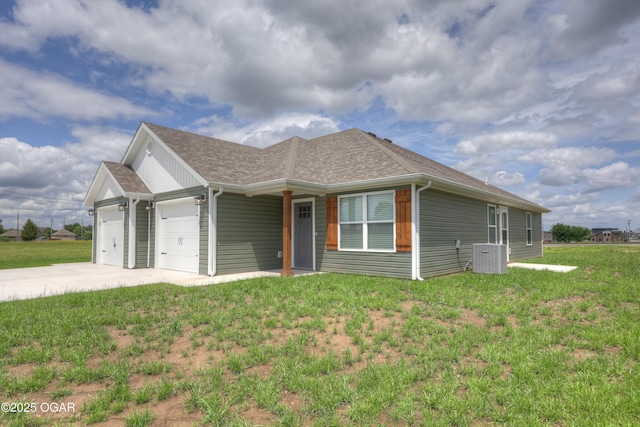 1919 Wisconsin Ave, Joplin, MO 64804 - view of front of home featuring an attached garage, concrete driveway, a front lawn, and a shingled roof