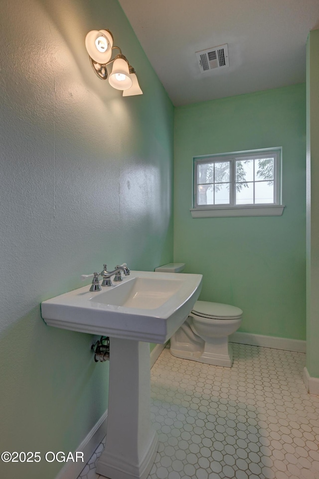 2101 N Florida Ave, Joplin, MO 64801 - bathroom featuring toilet and baseboards