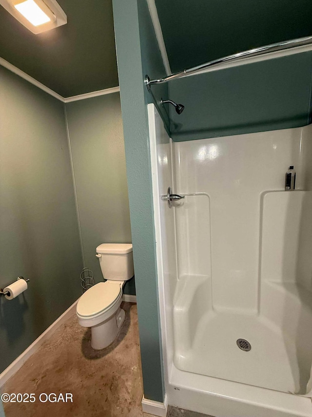 201 Canary Ln, Commerce, OK 74339 - full bath featuring toilet, a shower, baseboards, and concrete flooring