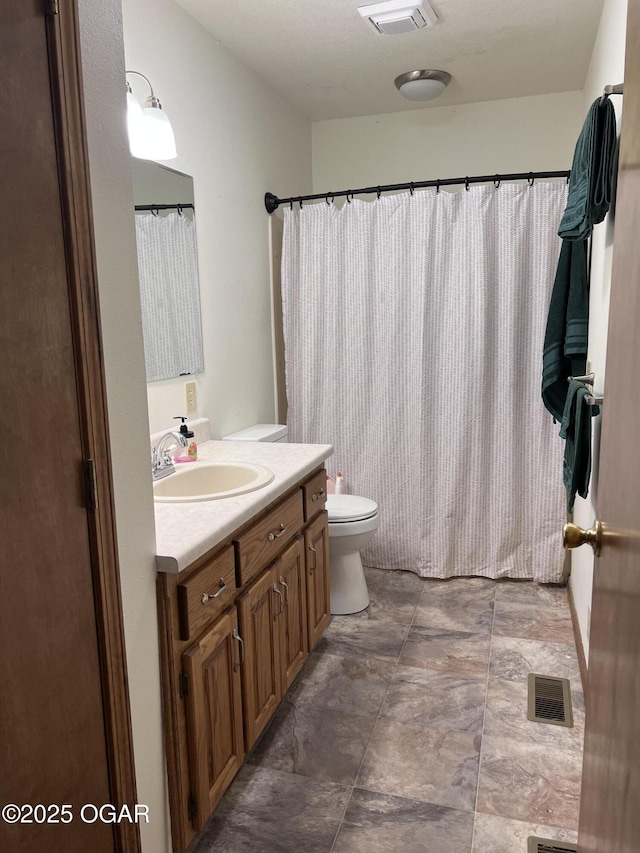 2038 W Trolley Car Ln, Carthage, MO 64836 - full bath featuring vanity and a shower with shower curtain
