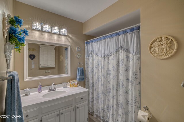 607 S Morgan Ct, Joplin, MO 64801 - bathroom featuring vanity and curtained shower