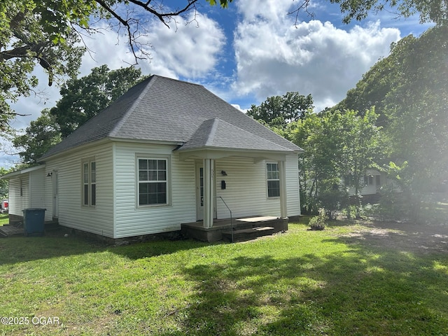 507 W Hill St, Neosho, MO 64850 - view of front of home featuring roof with shingles and a front yard