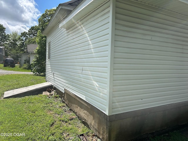 507 W Hill St, Neosho, MO 64850 - view of side of property featuring a yard