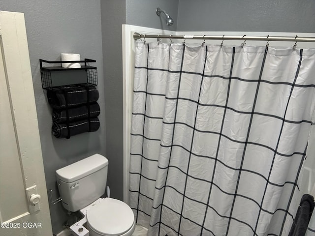 507 W Hill St, Neosho, MO 64850 - bathroom featuring a textured wall and a shower with shower curtain