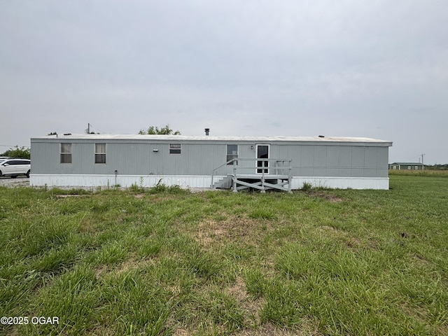 1346 SE Gum Ln, Baxter Springs, KS 66713 - back of house featuring a yard
