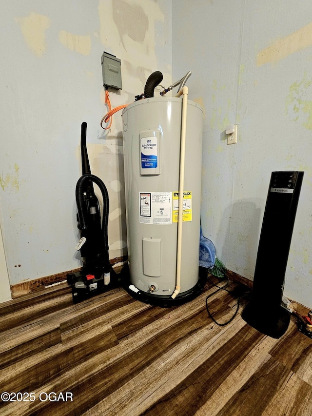 1109 Lincoln Ave, Baxter Springs, KS 66713 - utility room with electric water heater