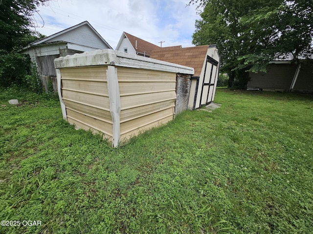 1109 Lincoln Ave, Baxter Springs, KS 66713 - view of grassy yard with a shed