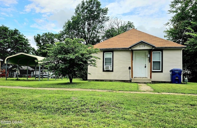 1109 Lincoln Ave, Baxter Springs, KS 66713 - view of front of property featuring a carport and a front yard