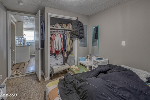 602 N Grand St, Pittsburg, KS 66762 - bedroom with carpet flooring, a textured ceiling, and a closet