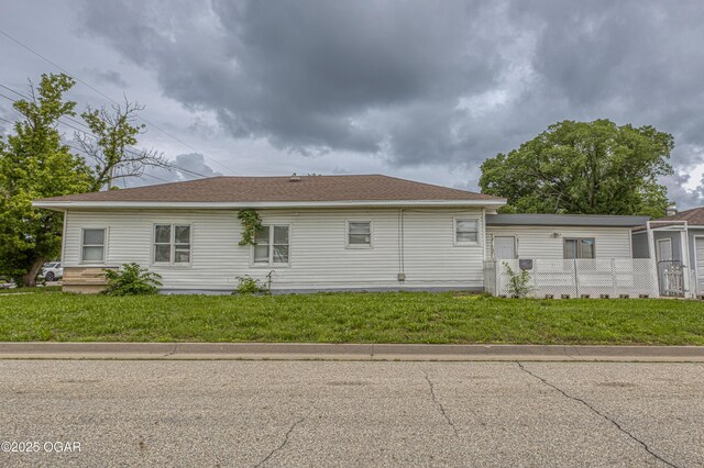 602 N Grand St, Pittsburg, KS 66762 - view of side of property with a yard