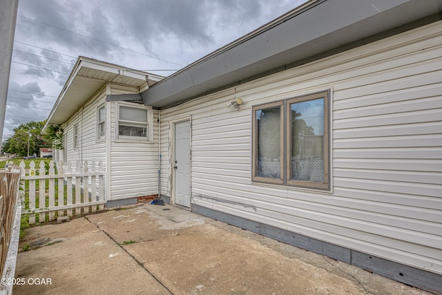 602 N Grand St, Pittsburg, KS 66762 - property entrance with a patio area