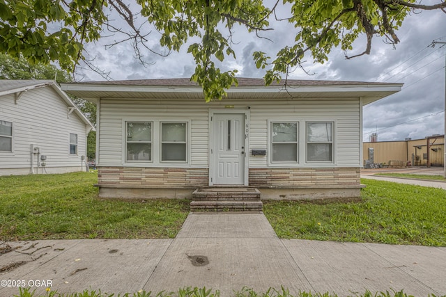 602 N Grand St, Pittsburg, KS 66762 - view of front of property featuring a front lawn and stone siding