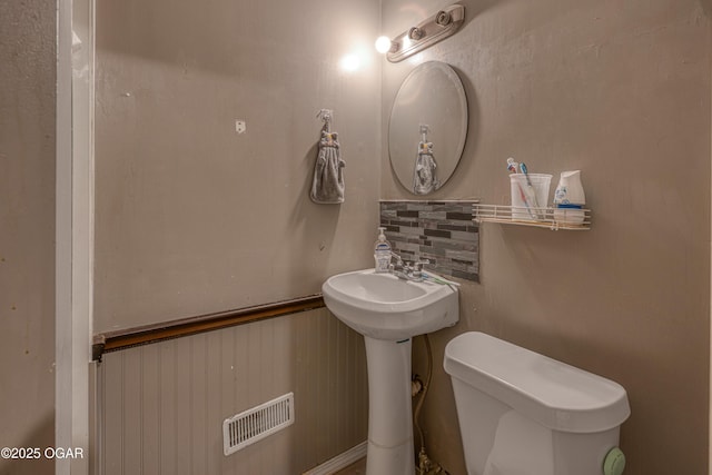 602 N Grand St, Pittsburg, KS 66762 - bathroom featuring backsplash and toilet