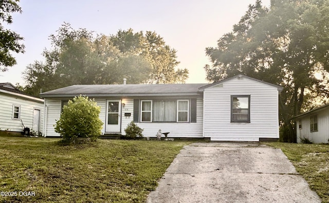 618 S Monroe, Joplin, MO 64801 - single story home with a front lawn and driveway