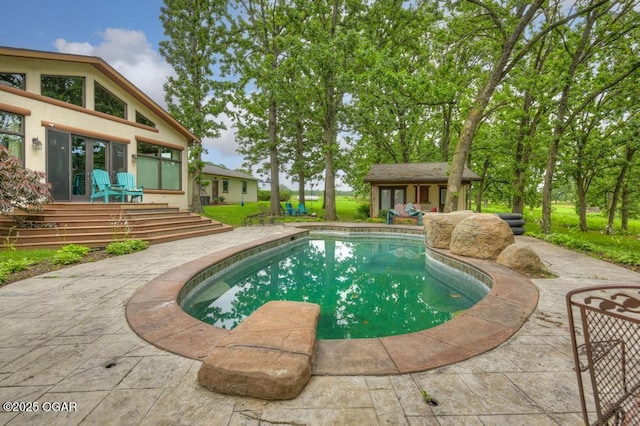 10640 Durango Ln, Carthage, MO 64836 - swimming pool with an outbuilding and a patio