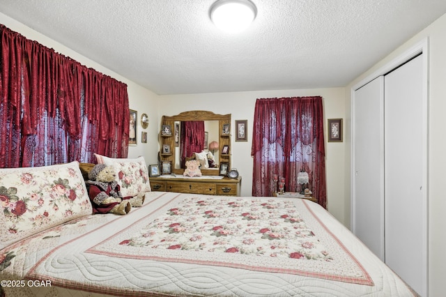 2015 W Zora St, Joplin, MO 64801 - bedroom featuring a textured ceiling and a closet
