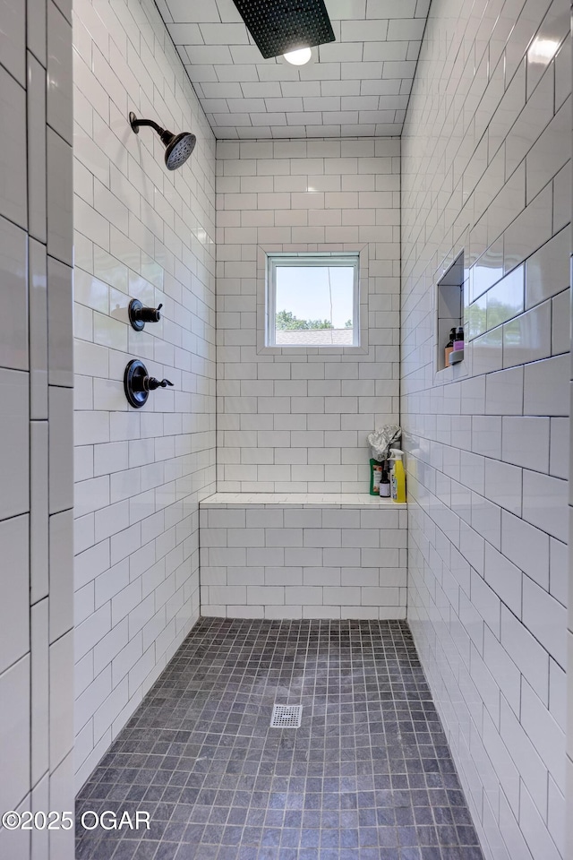 6133 Ridgeview Ct, Joplin, MO 64804 - bathroom with tiled shower